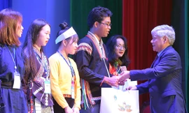 Bộ trưởng, Chủ nhiệm Ủy ban Dân tộc Đỗ Văn Chiến tặng quà các đại biểu học sinh sinh viên thanh niên dân tộc thiểu số xuất sắc tiêu biểu năm 2020. Ảnh: Xuân Tùng