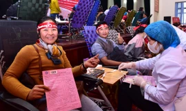 Nhiều cặp vợ chồng cùng tham gia hiến máu tại Chủ Nhật Đỏ tại Ninh Bình