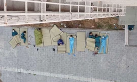 Xúc động hình ảnh 'những chiến binh thầm lặng' chống dịch Covid-19