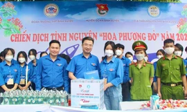 Bí thư T.Ư Đoàn tặng quà đội hình tiếp sức mùa thi Vĩnh Phúc, Ninh Bình