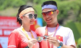 Nụ cười chiến thắng trên đường chạy giữa đại dương