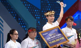 Viết Hà giành được vòng nguyệt quế cuộc thi tuần. Ảnh: FBCT