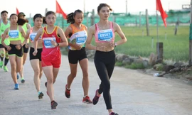 Rộn ràng bước chạy đánh thức bình minh trên đảo Lý Sơn