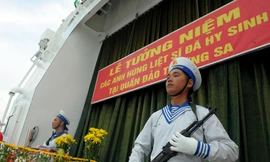 Đoàn Hành trình Tuổi trẻ vì biển đảo quê hương năm 2019 tưởng niệm các anh hùng liệt sỹ đã hy sinh tại quần đảo Trường Sa. Ảnh: Xuân Tùng