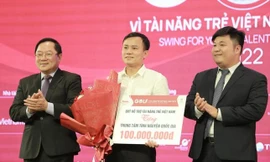 Tiền Phong Golf Championship năm 2022 tặng thưởng 'những trái tim Hồng'