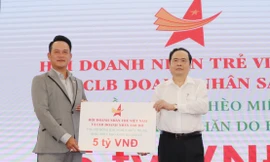 Anh Đặng Hồng Anh trao biển ủng hộ 5 tỉ sẻ chia khó khó khăn với đồng bào miền Trung bão lũ