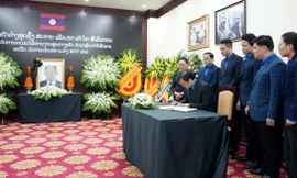 Bí thư thứ nhất Trung ương Đoàn TNCS Hồ Chí Minh viếng đồng chí Khamtay Siphandone
