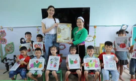 Hình ảnh học trò lục cơm nguội lót dạ trước giờ lên lớp và hành trình 'Tủ bánh mì 0 đồng' 