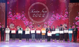 'Xuân ấm' trao nhà, học bổng sẻ chia vượt khó