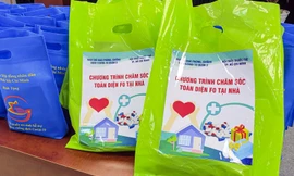 Trao túi thuốc cho F0 tại nhà ở TPHCM