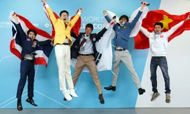 Trương Thế Diệu (ngoài cùng bên phải ảnh) đã cất cánh với niềm đa mê kĩ thuật. Ảnh: NVCC