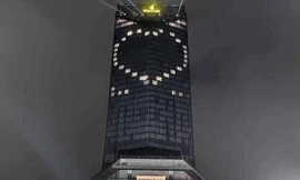 Thắp đèn tạo hình trái tim cổ vũ chống Covid-19 trong ngày Quốc tế hạnh phúc