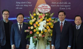 Anh Nguyễn Anh Tuấn - Bí thư thứ nhất T.Ư Đoàn, Chủ tịch T.Ư Hội LHTN Việt Nam tặng hoa chúc mừng Tổng hội Hội thánh Tin Lành Việt Nam (khu vực miền Bắc)