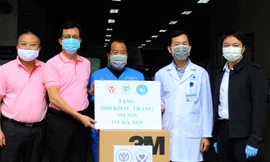 Những chiếc khẩu trang chuẩn N95 gửi tặng Trung tâm cấp cứu 115 chiều 24/4. Ảnh: Xuân Tùng