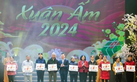 Tặng 20 sổ tiết kiệm và 40 suất học bổng 'Xuân ấm'