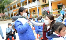 Tặng học bổng, tủ sách, áo ấm đến trẻ em vùng cao