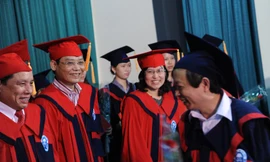 Trao bằng cử nhân cho 242 học viên