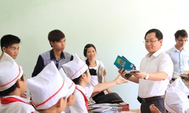 Báo Tiền Phong về nguồn tặng sách cho trẻ em