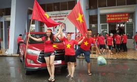 Cổ động viên Hải Phòng đội mưa chờ bóng lăn