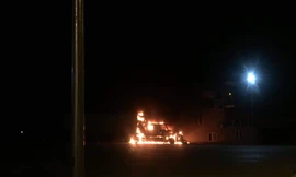 Khiếp hãi khi xe container bốc cháy cạnh cây xăng