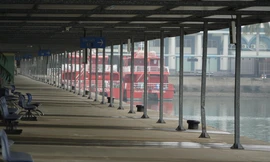 Mở cửa du lịch nội tỉnh, Hạ Long vẫn 'vắng như chùa bà Đanh'