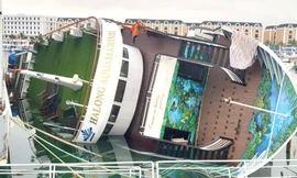 Du thuyền tiền tỷ bất ngờ lật nghiêng khi đang neo đậu ở cảng Tuần Châu