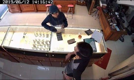 Dân mạng lùng sục nữ quái chuyên 'săn' vàng tại các cửa hàng