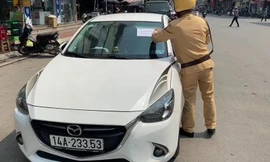 Quảng Ninh ghi hình, dán thông báo phạt tài xế đỗ xe không đúng quy định