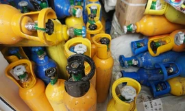 Phát hiện 2 container chứa hơn 400 bình nghi chứa khí cười N2O tại cảng Đình Vũ