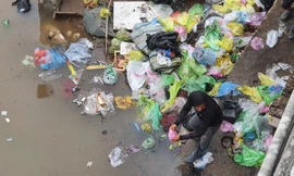 Sông ở Hải Phòng 'bội thực' rác sau khi đưa ông Táo về trời