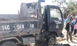 Hy hữu: Lật xe chở bùn, một nữ sinh bị vùi lấp khi đi học về