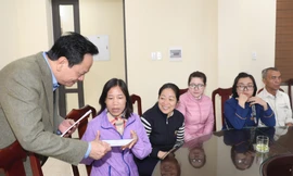 Ông Đào Hồng Tuyển trao quà tận tay cho các hộ nghèo trên địa bàn phường Bãi Cháy.