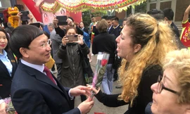 Bí thư Tỉnh ủy Quảng Ninh đích thân lì xì đoàn khách xông đất vịnh Hạ Long