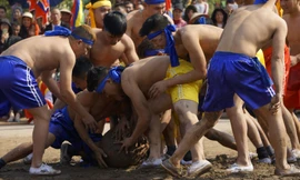 Hàng chục trai làng đánh vật với quả cầu làm từ củ chuối khổng lồ