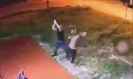 Người phụ nữ bị hàng xóm chém gần đứt lìa 2 cánh tay