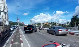 Ô tô khách ủi hàng loạt xe máy ở cầu Bãi Cháy, 5 người thương vong