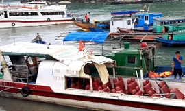 Tàu cao tốc chở khách bị tung mất nóc sau cú va chạm với tàu đánh cá.