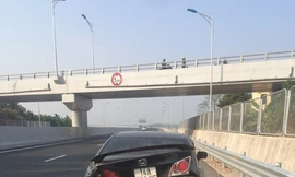 Tài xế lái xe nổ lốp tháo chạy sau khi gây tai nạn liên hoàn