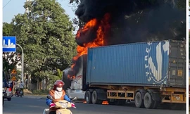 Quảng Ninh: Xe container bất ngờ cháy ngùn ngụt trên quốc lộ