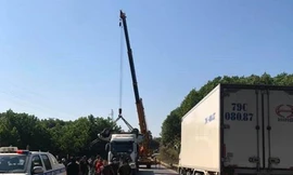 Trục vớt xe bán tải lao xuống suối, 6 người thương vong