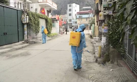 Ngành y tế Quảng Ninh tiến hành phun khử khuẩn tại những nơi có ca mắc và nghi mắc COVID-19. Ảnh: Thuận Phương