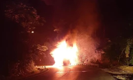 Xe khách bất ngờ bốc cháy lúc nửa đêm, 20 hành khách hoảng loạn tháo chạy