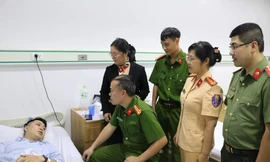 Chiến sĩ công an bị thương khi giải cứu thanh niên định nhảy cầu tự tử