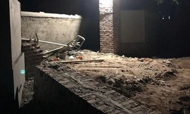 Sập cổng nhà đang xây, 2 người tử vong