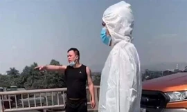 Tài xế xe bán tải tự ý tháo dỡ rào chắn, đấm CSGT tại chốt kiểm dịch