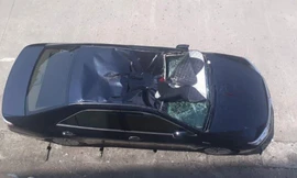 Chiếc xe bẹp dúm phần nóc, kính văng tung tóe.