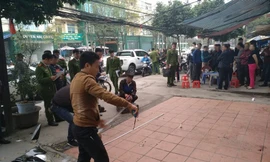 Lực lượng chức năng đang tiến hành khám nghiệm hiện trường vụ án mạng