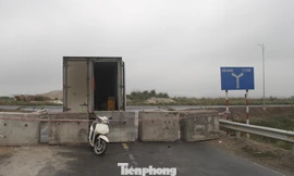 Quảng Ninh lên tiếng vụ đổ đất, cẩu bê tông chặn đường kiểm soát dịch