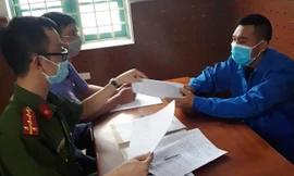 Khởi tố kẻ đánh bầm dập 2 cán bộ vì bị nhắc nhở đeo khẩu trang