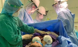 2 bé gái song sinh chào đời trong khu cách ly